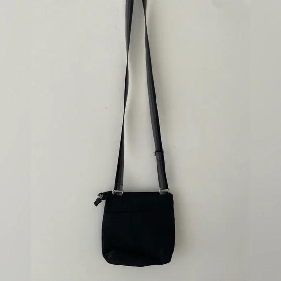 Baggallini Crossbody Color Black Top Zipper
Adjustable Strap Magnetic Closure - Picture 2 of 5
